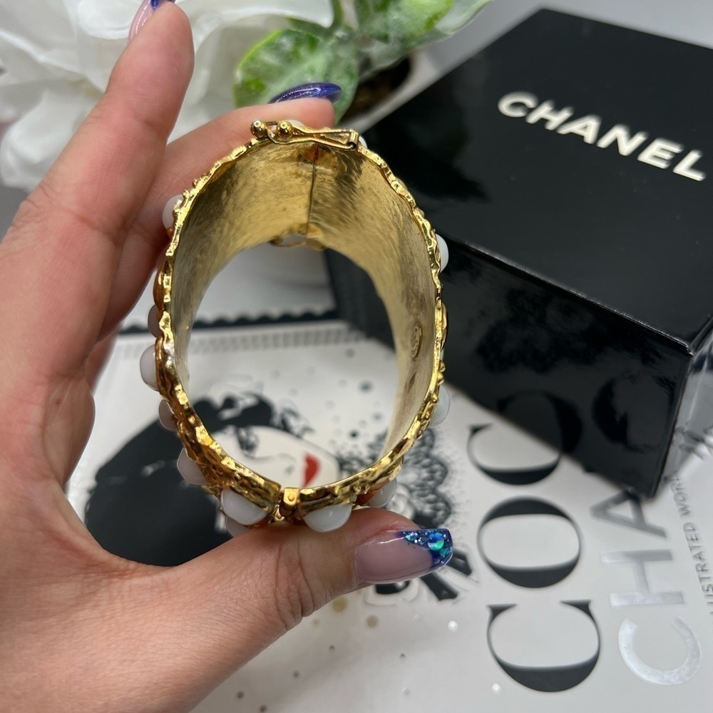 CHANEL Rare Vintage Gold Hinged Bracelet - Picture 6 of 10
